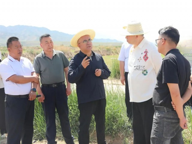 四川省中药材集团公司来我县考察